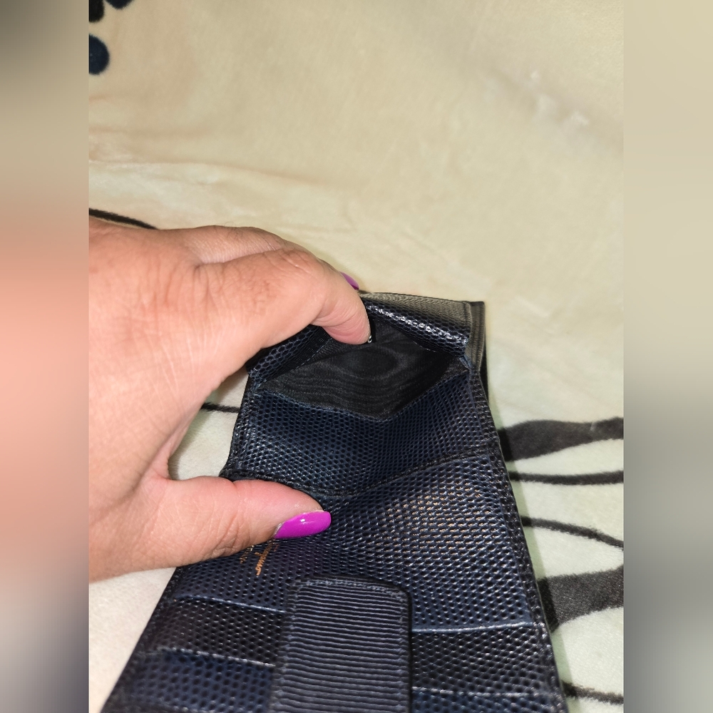 💯 Authentic Salvatore Ferragamo Dark Blue Lizard Embossed Leather Vara Compact - Picture 6 of 15